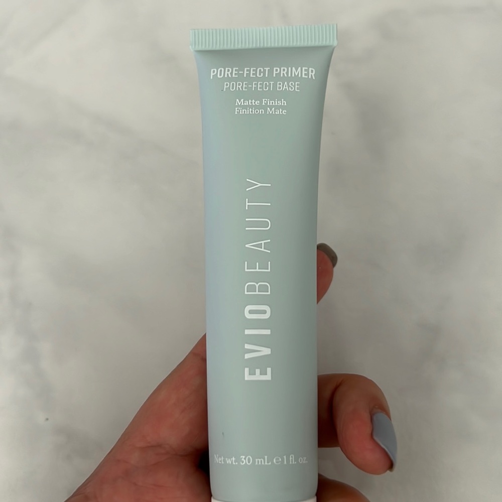 Evil beauty pore-fact primer